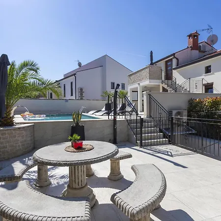 Dolce With Heated Pool Apartament Poreč