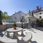 Dolce With Heated Pool Lägenhet Poreč