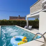 Daire Dolce With Heated Pool Poreč