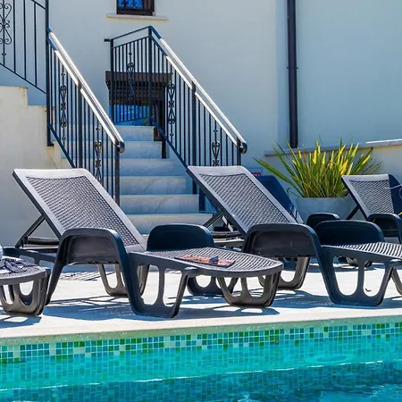 Dolce With Heated Pool Apartment Poreč