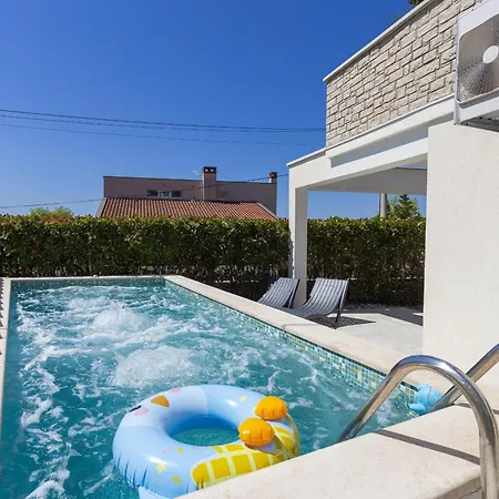 Apartment Dolce With Heated Pool Poreč