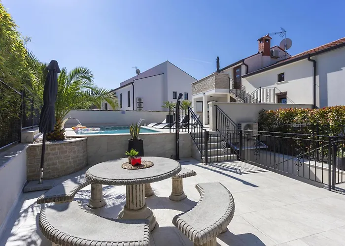 Dolce With Heated Pool Apartamento Poreč